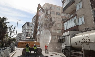 Bahçelievler'de kolonlarında çatlak tespit edilen 46 yıllık binanın yıkımına başlandı