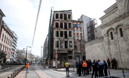 Beyoğlu'nda yıkılma riski bulunan tarihi metruk bina çöktü