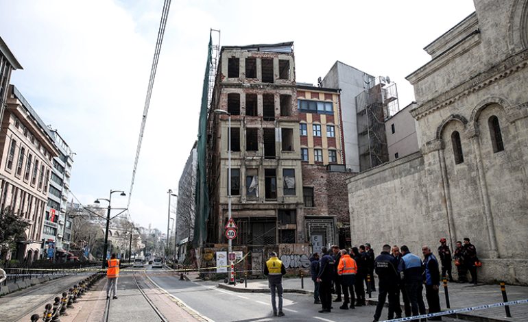 Beyoğlu’nda yıkılma riski bulunan tarihi metruk bina çöktü