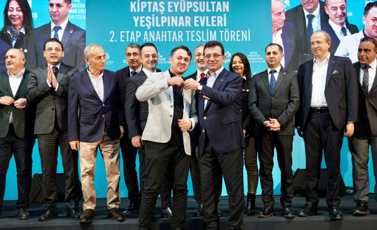 Eyüpsultan Yeşilpınar Evleri’nin 2. etabı hak sahiplerine anahtarlarını teslim edildi