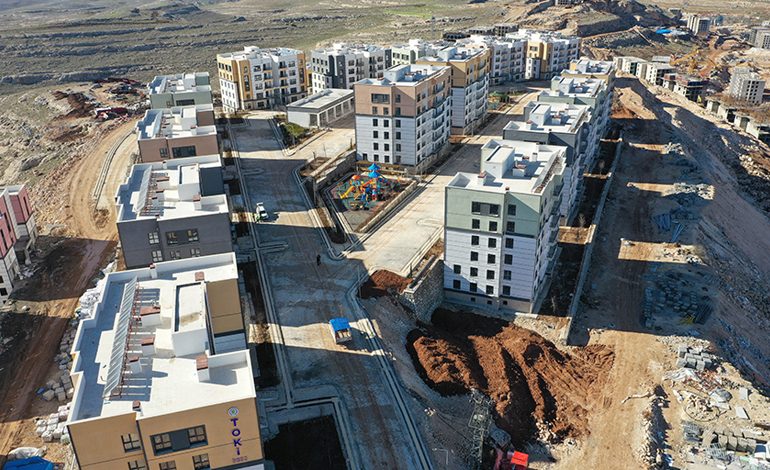 Adıyaman, Şanlıurfa ve Diyarbakır’da yapımı tamamlanan 4 bin 971 konutun dağıtımı bu ay yapılacak