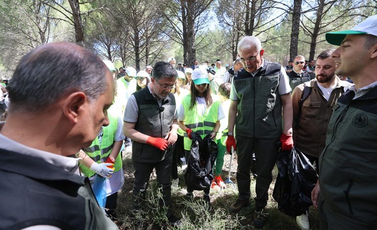 Bakandan yangınlara karşı vatandaşla birlikte orman temizliği