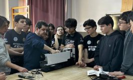 AYİDER'İN DESTEĞİYLE DEPREMİN İZLERİNİ TEKNOLOJİYLE SİLEN GENÇLER