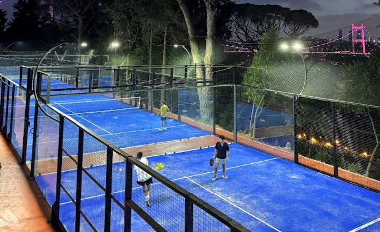<strong>KONUT VE PLAZA PROJELERİNDE PADEL KORTLARI TRENDİ BAŞLAYACAK</strong>