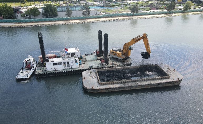 HALİÇ’TE 2019’DAN BU YANA 240 BİN 500 METREKÜP ÇAMUR TEMİZLENDİ