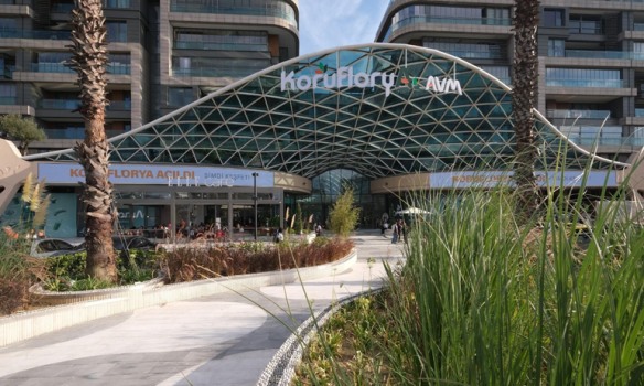FLORYA'NIN YENİ ALIŞVERİŞ VE YAŞAM MERKEZİ KORU FLORYA AVM, 220'DEN FAZLA MARKASIYLA ZİYARETÇİLERİNİ AĞIRLAMAYA BAŞLADI