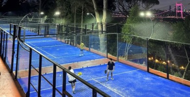<strong>KONUT VE PLAZA PROJELERİNDE PADEL KORTLARI TRENDİ BAŞLAYACAK</strong>