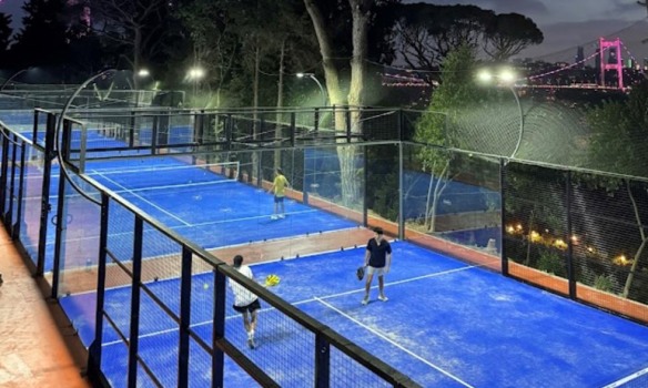 <strong>KONUT VE PLAZA PROJELERİNDE PADEL KORTLARI TRENDİ BAŞLAYACAK</strong>